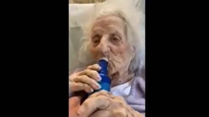 Una abuela de 103 años le ganó al coronavirus y se tomó birra bien fresca para celebrar Una abuela de 103 años le ganó al coronavirus y se tomó birra bien fresca para celebrar