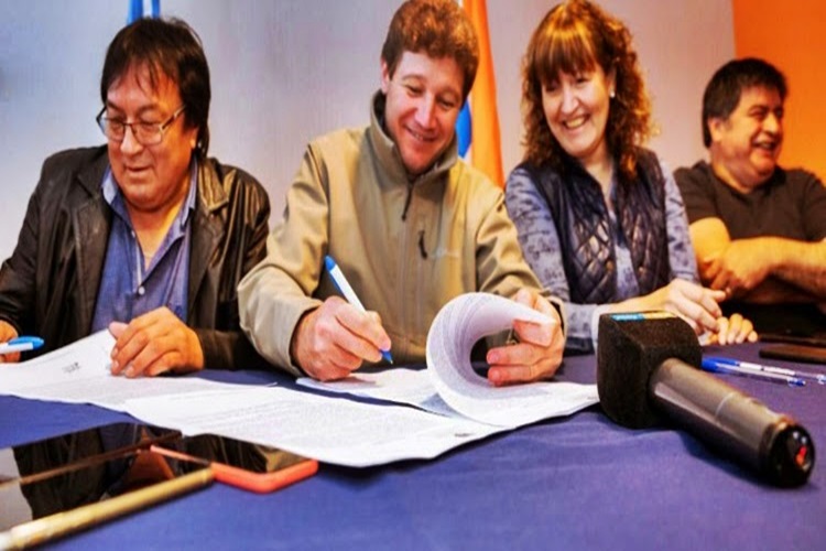ATE divida por acuerdo salarial firmado con el Ejecutivo ATE divida por acuerdo salarial firmado con el Ejecutivo