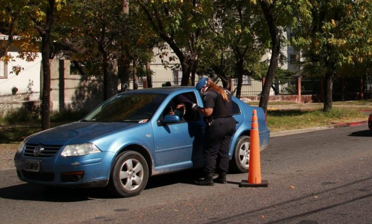 Escondió a su amante en el baúl mientras viajaba con su esposa: lo descubrieron en un control policial