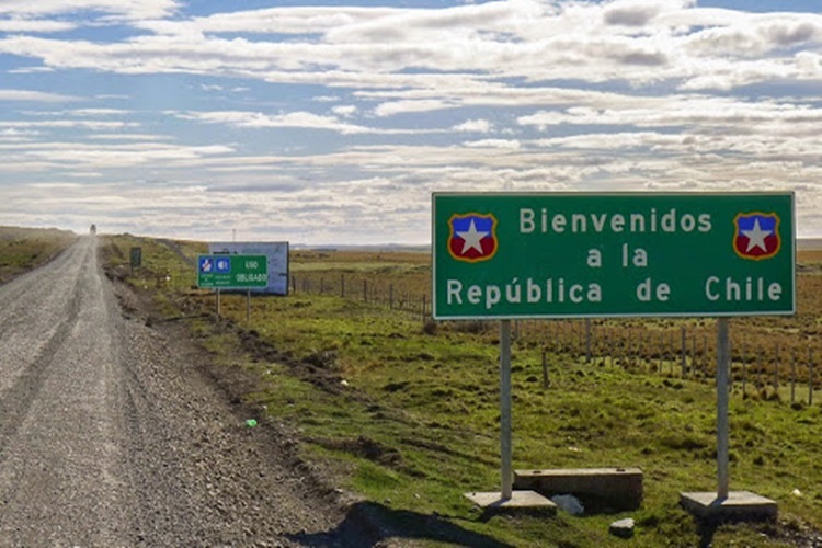 Por toque de queda en Chile, piden no viajar por tierra al norte Por toque de queda en Chile, piden no viajar por tierra al norte