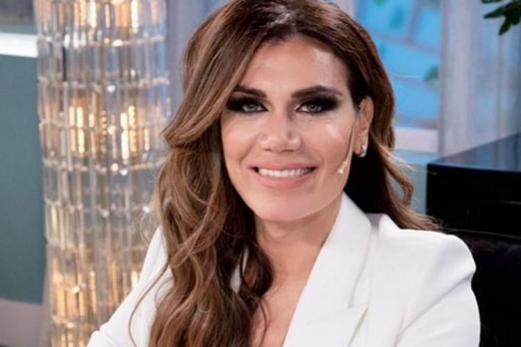 En topless y colaless, Flor de la V posó sobre el pasto En topless y colaless, Flor de la V posó sobre el pasto