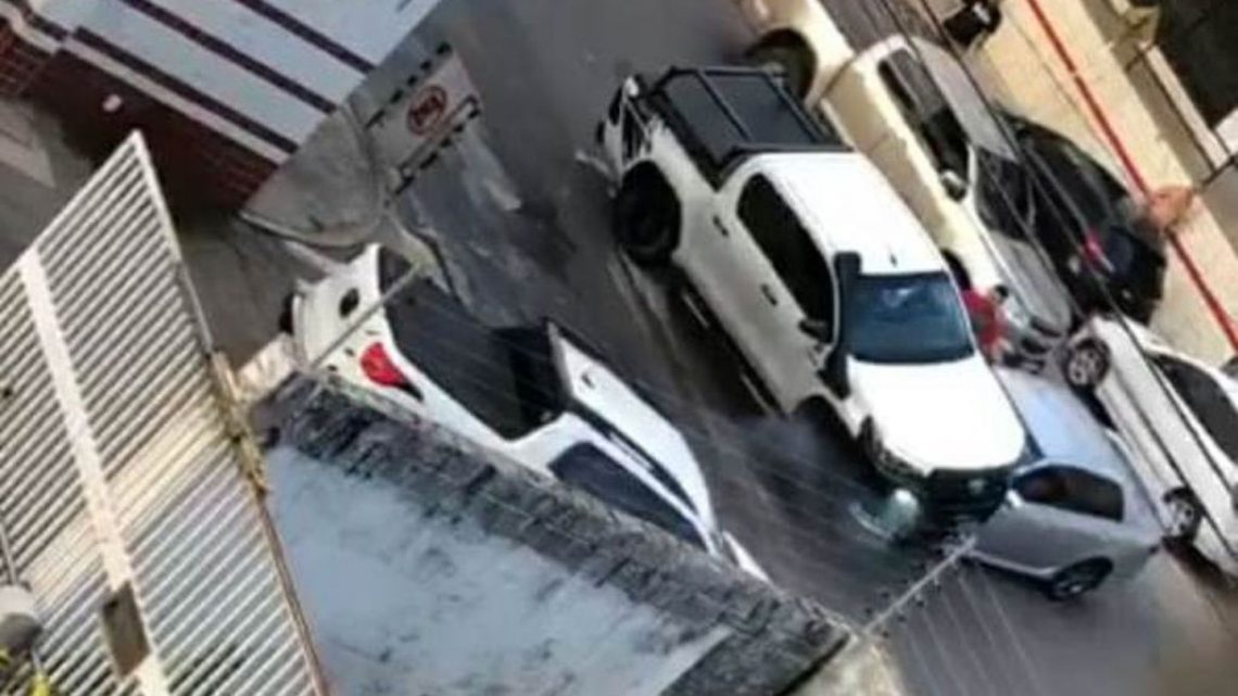 Chocaron su camioneta y le pasó por encima del capot como venganza: “No hagas esto, amigo” Chocaron su camioneta y le pasó por encima del capot como venganza: “No hagas esto, amigo”