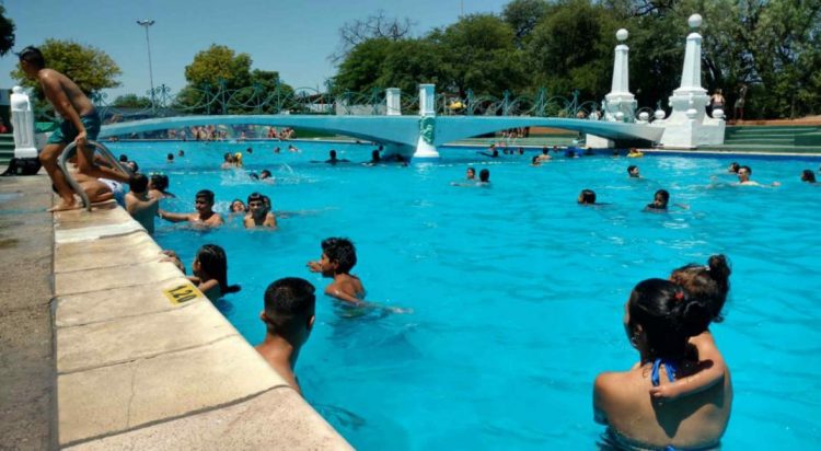 Internaron a 30 personas por intoxicarse en una pileta que tenía 25 veces más cloro de lo recomendado Internaron a 30 personas por intoxicarse en una pileta que tenía 25 veces más cloro de lo recomendado