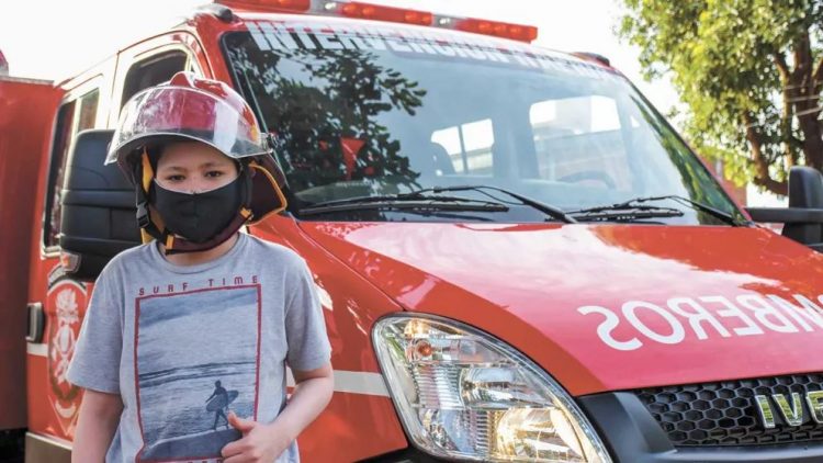 Venció al cáncer y al coronavirus y cumplió su sueño de pasear en autobomba Venció al cáncer y al coronavirus y cumplió su sueño de pasear en autobomba