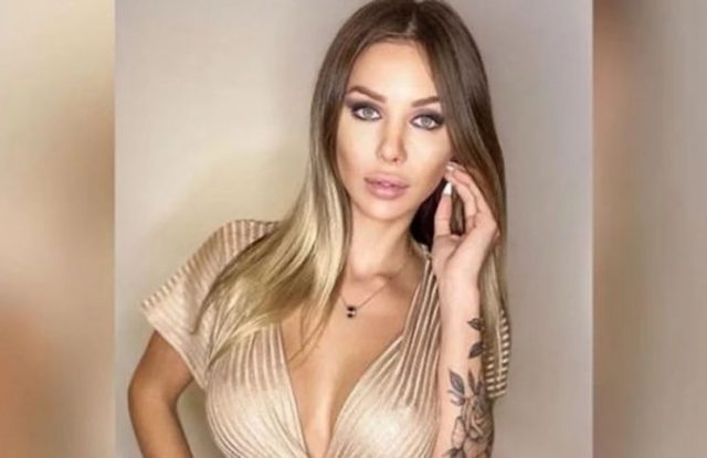 Romina Malaspina posó completamente desnuda frente al espejo Romina Malaspina posó completamente desnuda frente al espejo
