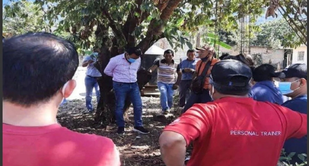 Vecinos ataron a un intendente a un árbol porque no cumplió con sus promesas Vecinos ataron a un intendente a un árbol porque no cumplió con sus promesas