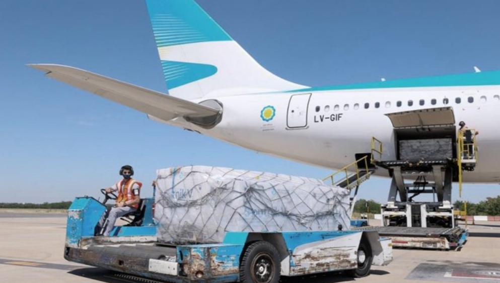 Llegó a Ezeiza el vuelo de Aerolíneas que trajo de Rusia la segunda tanda de vacunas Sputnik V Llegó a Ezeiza el vuelo de Aerolíneas que trajo de Rusia la segunda tanda de vacunas Sputnik V
