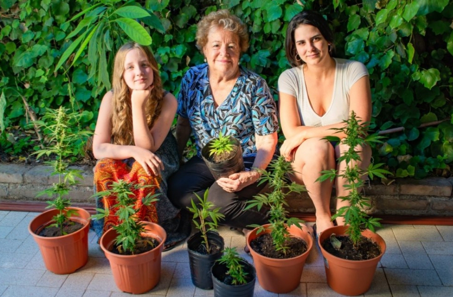 Conocé a Carmen, la abuela que cultiva para ella y para sus nietas Conocé a Carmen, la abuela que cultiva para ella y para sus nietas