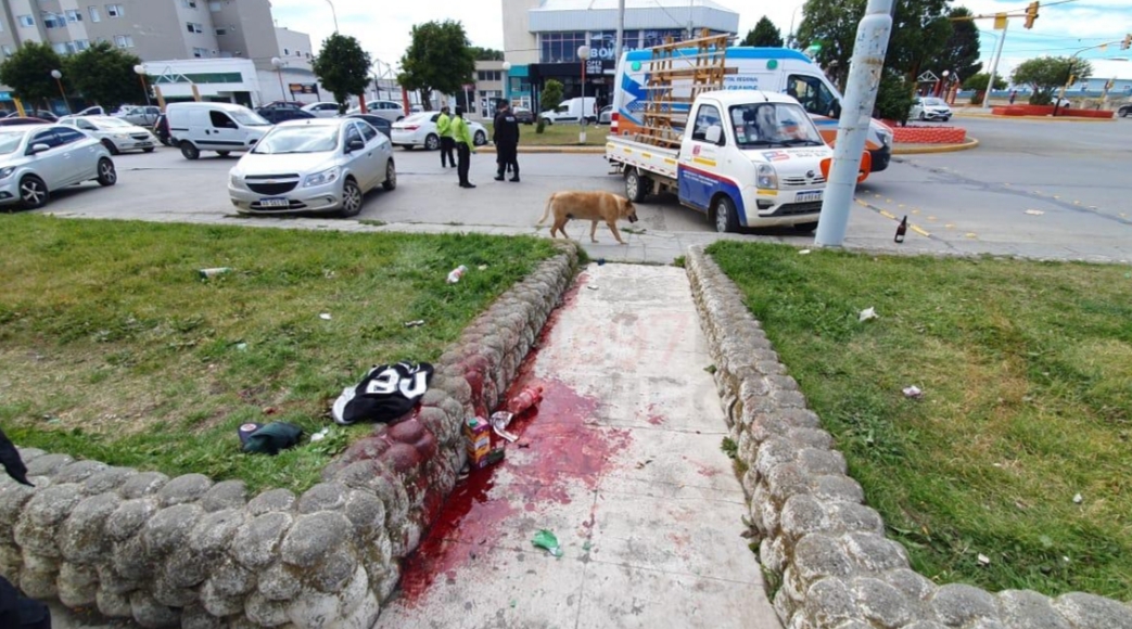 Sangrienta pelea entre indigentes en pleno centro de la ciudad Sangrienta pelea entre indigentes en pleno centro de la ciudad