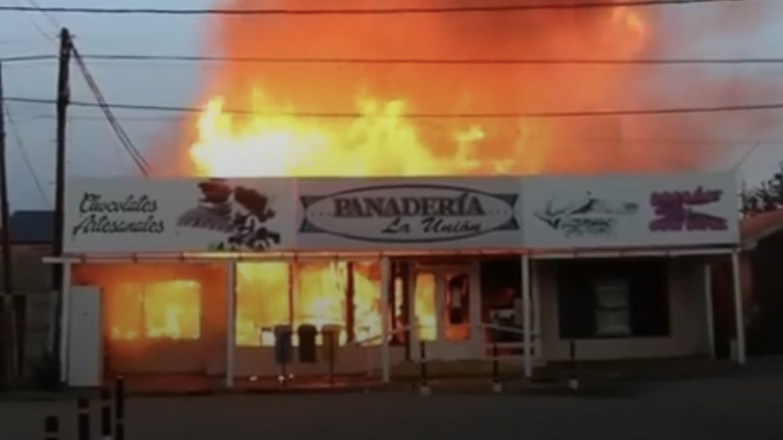 Pérdidas totales: Lamentable incendio en la histórica panadería de Tolhuin Pérdidas totales: Lamentable incendio en la histórica panadería de Tolhuin