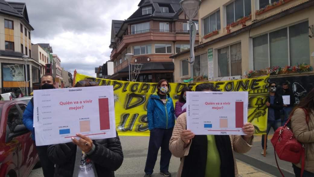 Cerca de un centenar se manifiestan en Casa de Gobierno reclamando “derogación del aumento” Cerca de un centenar se manifiestan en Casa de Gobierno reclamando “derogación del aumento”