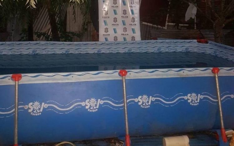 Le robó la pileta al vecino y la armó en su patio Le robó la pileta al vecino y la armó en su patio