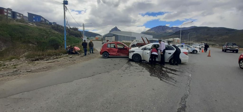 Un conductor particular y un remisero resultan heridos en un choque Un conductor particular y un remisero resultan heridos en un choque