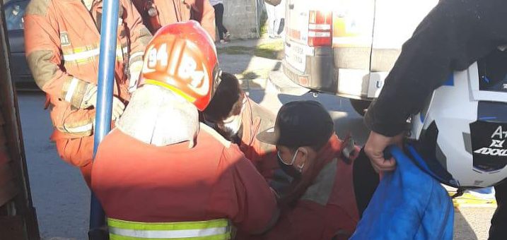 Motociclista frenó de golpe y fue embestido por un utilitario Motociclista frenó de golpe y fue embestido por un utilitario