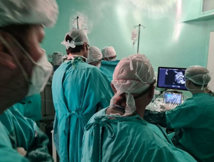 Operaron a un bebé de 32 semanas de gestación en el vientre de su mamá Operaron a un bebé de 32 semanas de gestación en el vientre de su mamá
