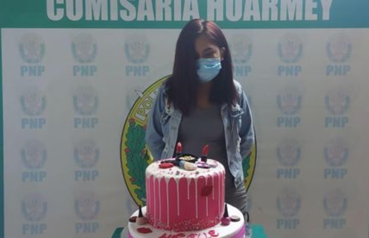 Detuvieron a una joven por celebrar su cumpleaños y la fotografiaron junto a la torta Detuvieron a una joven por celebrar su cumpleaños y la fotografiaron junto a la torta