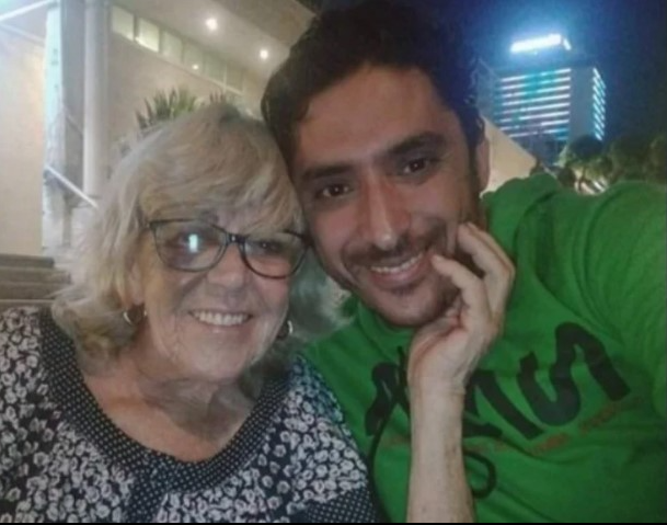 Tiene 80 años y sale con un chico de 36 que conoció por facebook Tiene 80 años y sale con un chico de 36 que conoció por facebook