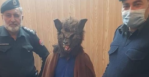Se disfrazó de hombre lobo y salió a asustar personas en la noche de Año Nuevo Se disfrazó de hombre lobo y salió a asustar personas en la noche de Año Nuevo