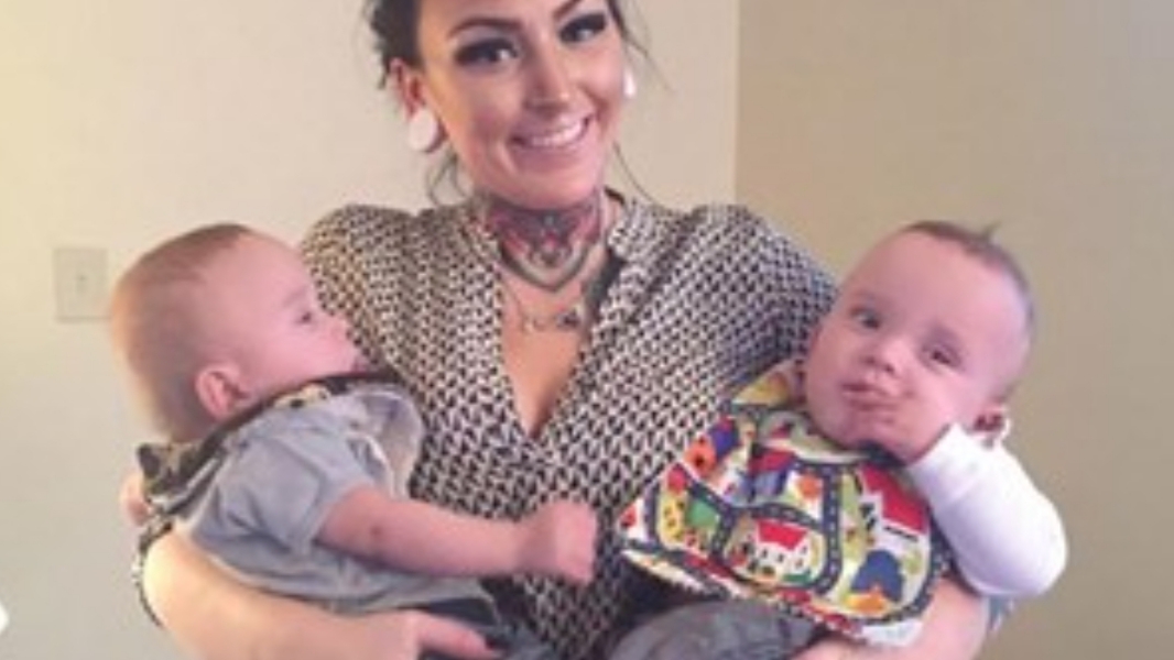 Una madre protegió con su cuerpo a sus gemelos en un accidente y les salvó la vida Una madre protegió con su cuerpo a sus gemelos en un accidente y les salvó la vida