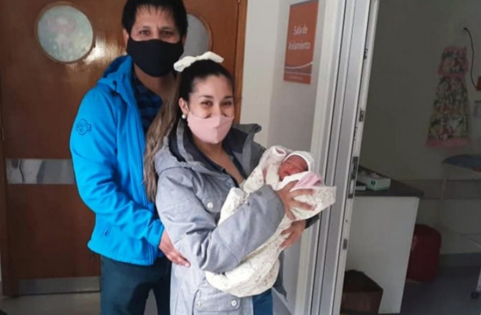 Recibió el alta Emilia, la bebe que nació en su casa y sorprendió a los padres primerizos Recibió el alta Emilia, la bebe que nació en su casa y sorprendió a los padres primerizos