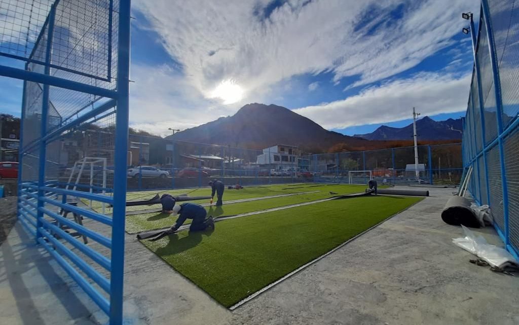 COLOCAN EL CÉSPED SINTÉTICO EN EL PRIMER PLAYÓN DEPORTIVO DE ANDORRA QUE ESTÁ PRÓXIMO A CONCLUIR COLOCAN EL CÉSPED SINTÉTICO EN EL PRIMER PLAYÓN DEPORTIVO DE ANDORRA QUE ESTÁ PRÓXIMO A CONCLUIR