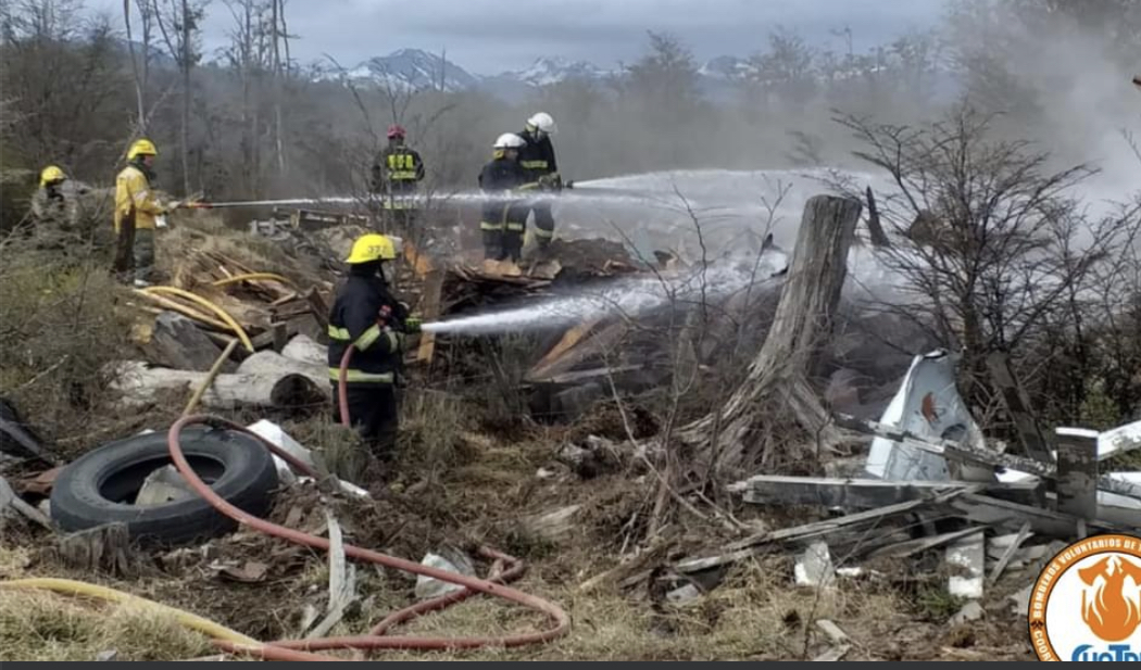 Bomberos regresan a sus cuarteles y permanecerán en alerta amarilla Bomberos regresan a sus cuarteles y permanecerán en alerta amarilla