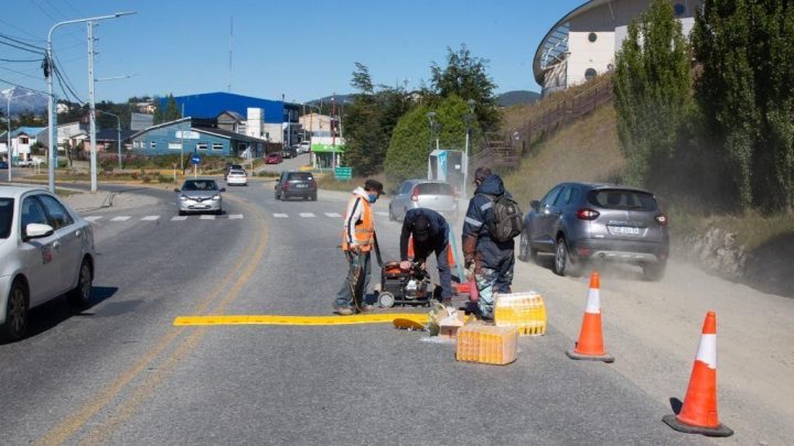 Colocan reductores de velocidad sobre la avenida Héroes de Malvinas frente al Polivalente de Arte