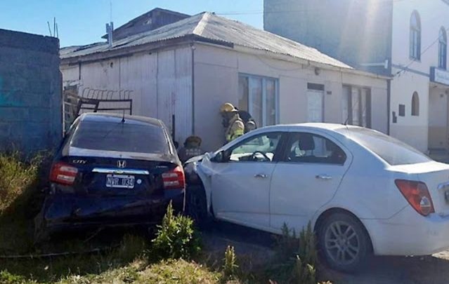 Triple choque sin lesionados, vehiculos terminaron contra una vivienda