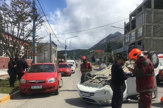 Choque a un vehiculo estacionado y vuelco en la avenida Alem Choque a un vehiculo estacionado y vuelco en la avenida Alem