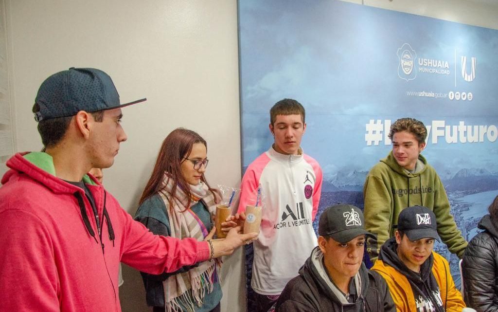 VUOTO Y HARRINGTON RECIBIERON A JÓVENES DE TOLHUIN PRESENTES EN LA FIESTA NACIONAL DE LA NOCHE MÁS LARGA VUOTO Y HARRINGTON RECIBIERON A JÓVENES DE TOLHUIN PRESENTES EN LA FIESTA NACIONAL DE LA NOCHE MÁS LARGA