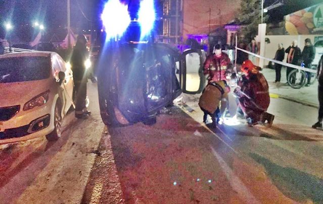 Choque contra vehículo estacionado y vuelco en Ushuaia, conductor trasladado al Hospital